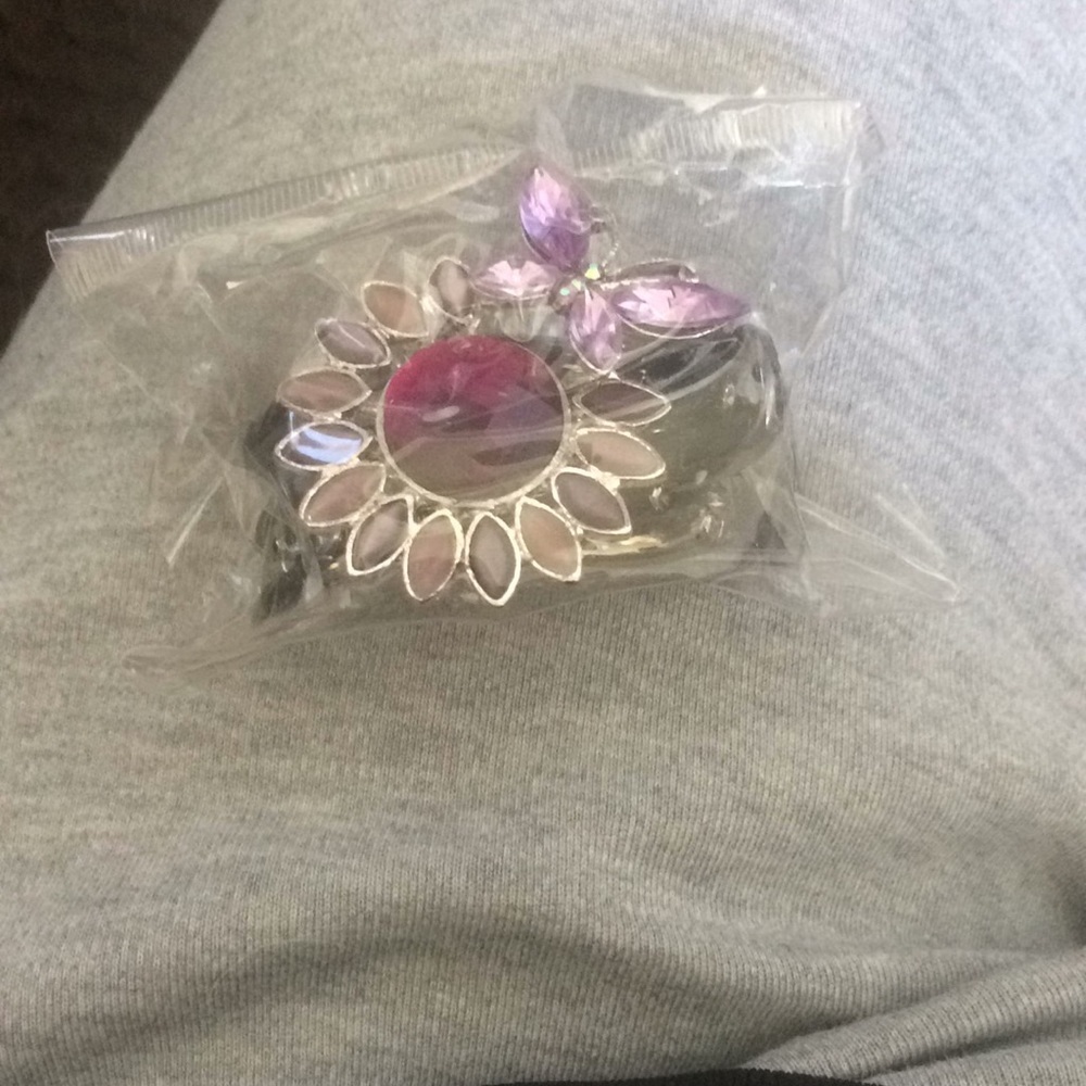FINAL MARKDOWN Interesting new hair clip